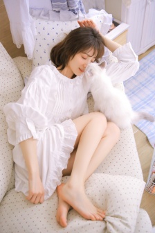 女士不遮阴小内搭走秀
